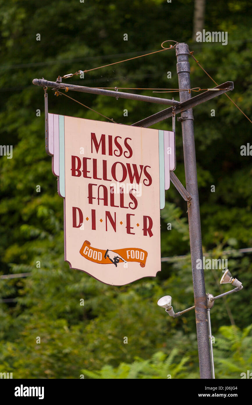 Cade a soffietto, Vermont, USA - Miss cade a soffietto Diner segno. Foto Stock