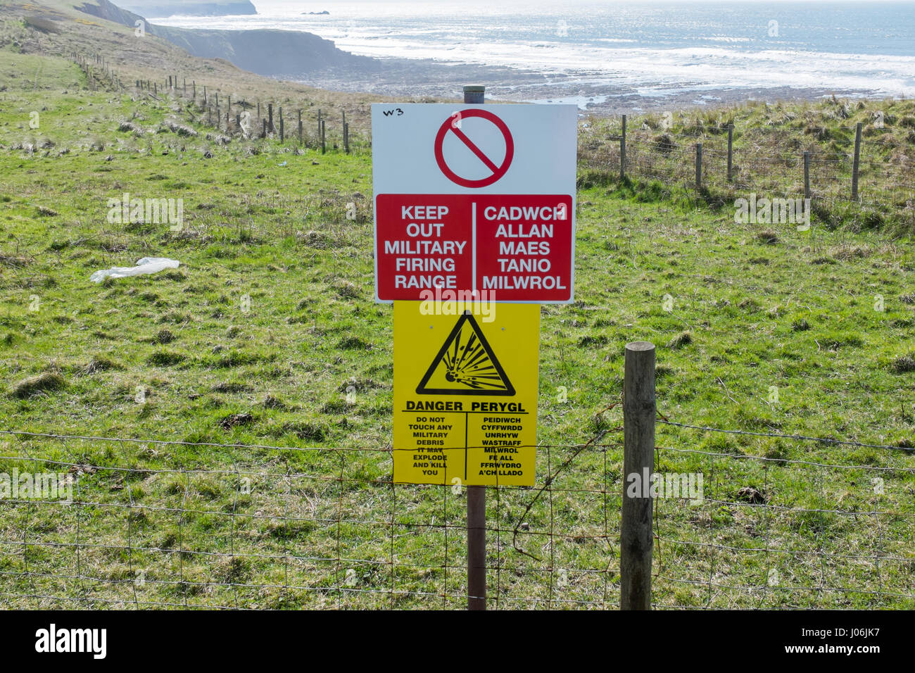 Segnale di avvertimento in corrispondenza di militari Castlemartin poligono di tiro in Pembrokeshire Foto Stock