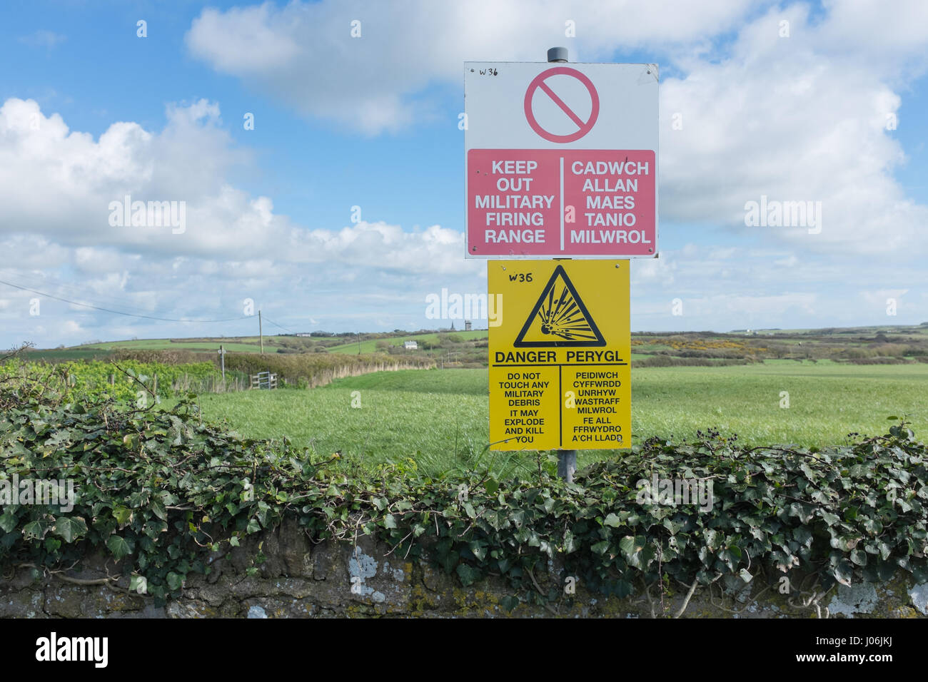 Segnale di avvertimento in corrispondenza di militari Castlemartin poligono di tiro in Pembrokeshire Foto Stock