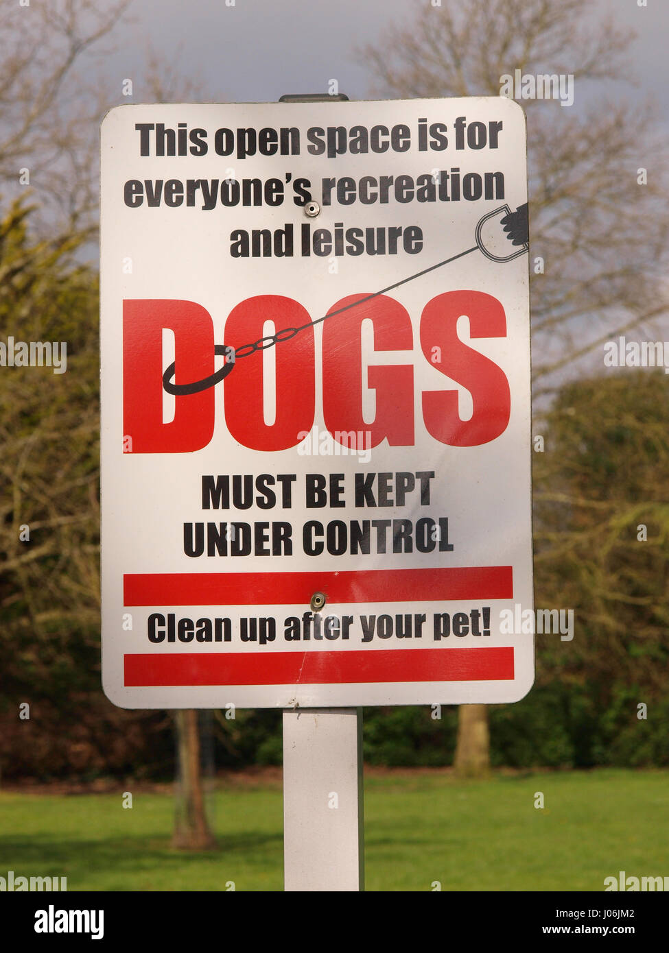 Tenere cani sotto controllo sighn in un parco Foto Stock