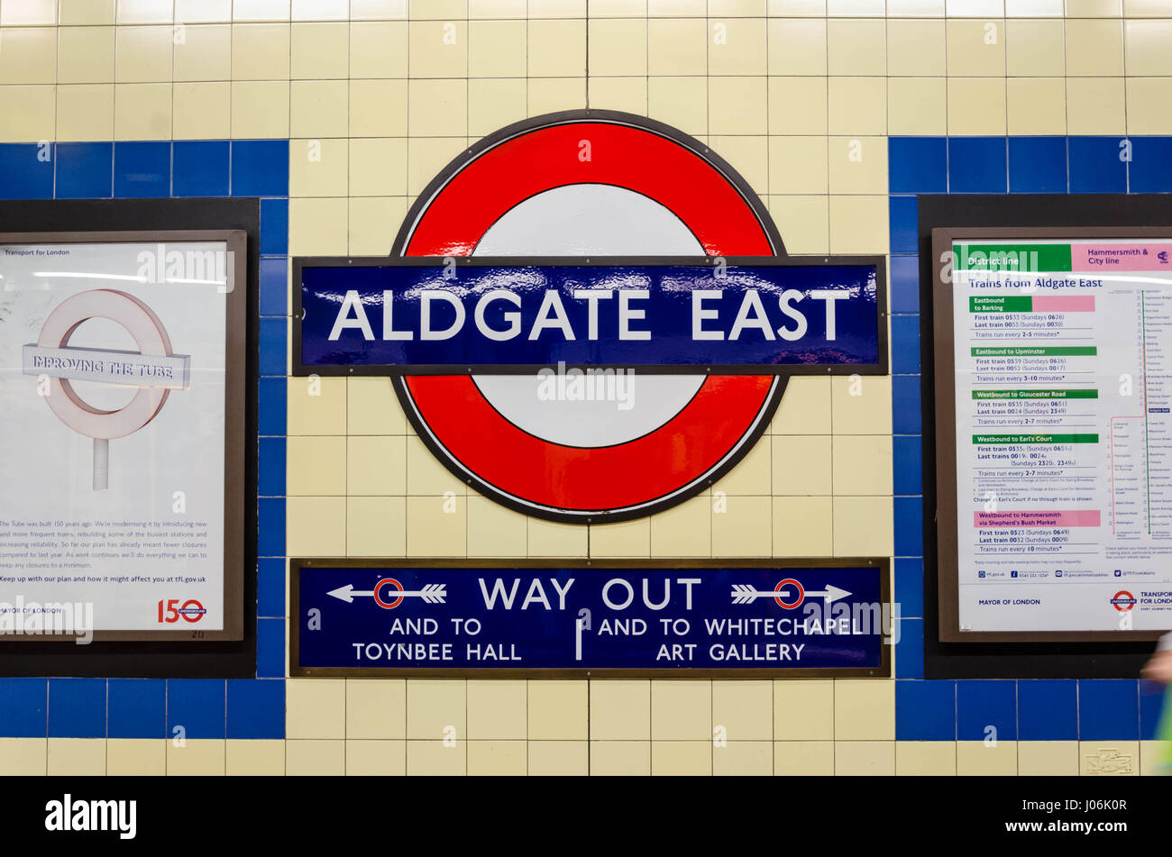 Un segno sulla parete informa i passeggeri che sono in corrispondenza di Aldgate East London metropolitana stazione ferroviaria. Foto Stock