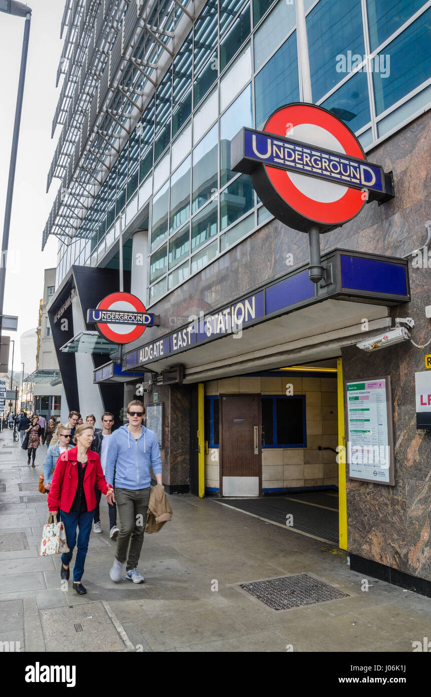 Un ingresso / uscita dalla fermata della metropolitana Aldgate East London. Foto Stock