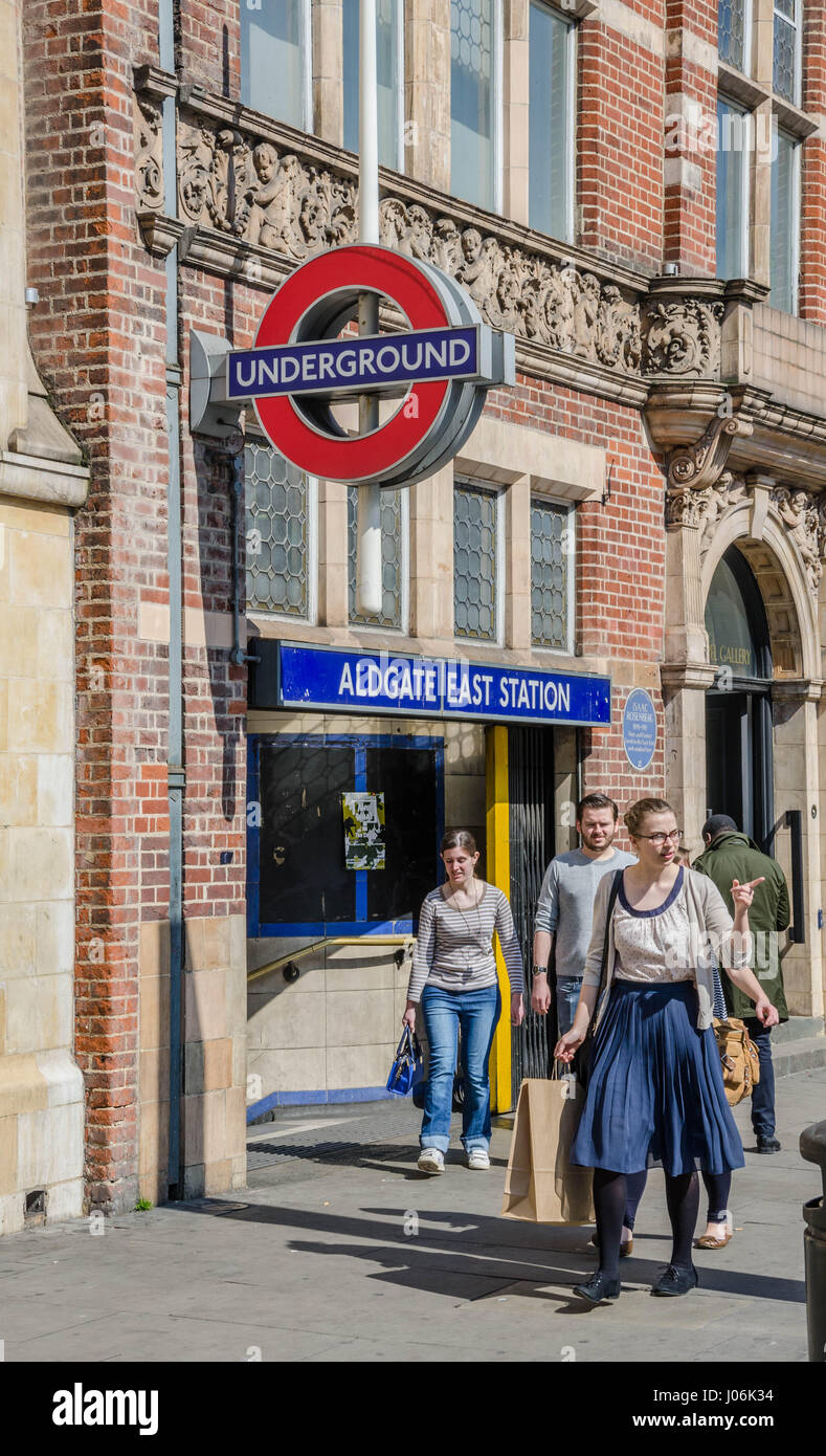 Un ingresso / uscita dalla fermata della metropolitana Aldgate East London. Foto Stock