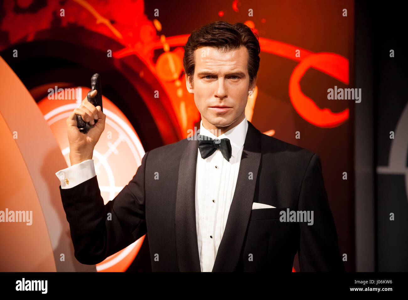 Cera figura di Pierce Brosnan come James Bond 007 agente nel museo delle cere di Madame Tussauds di Amsterdam, Paesi Bassi Foto Stock