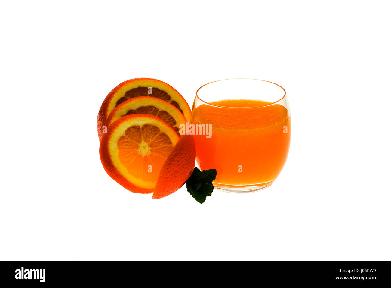 Il succo d'arancia fresco in un bicchiere con fette di arancia e un rametto di menta Foto Stock