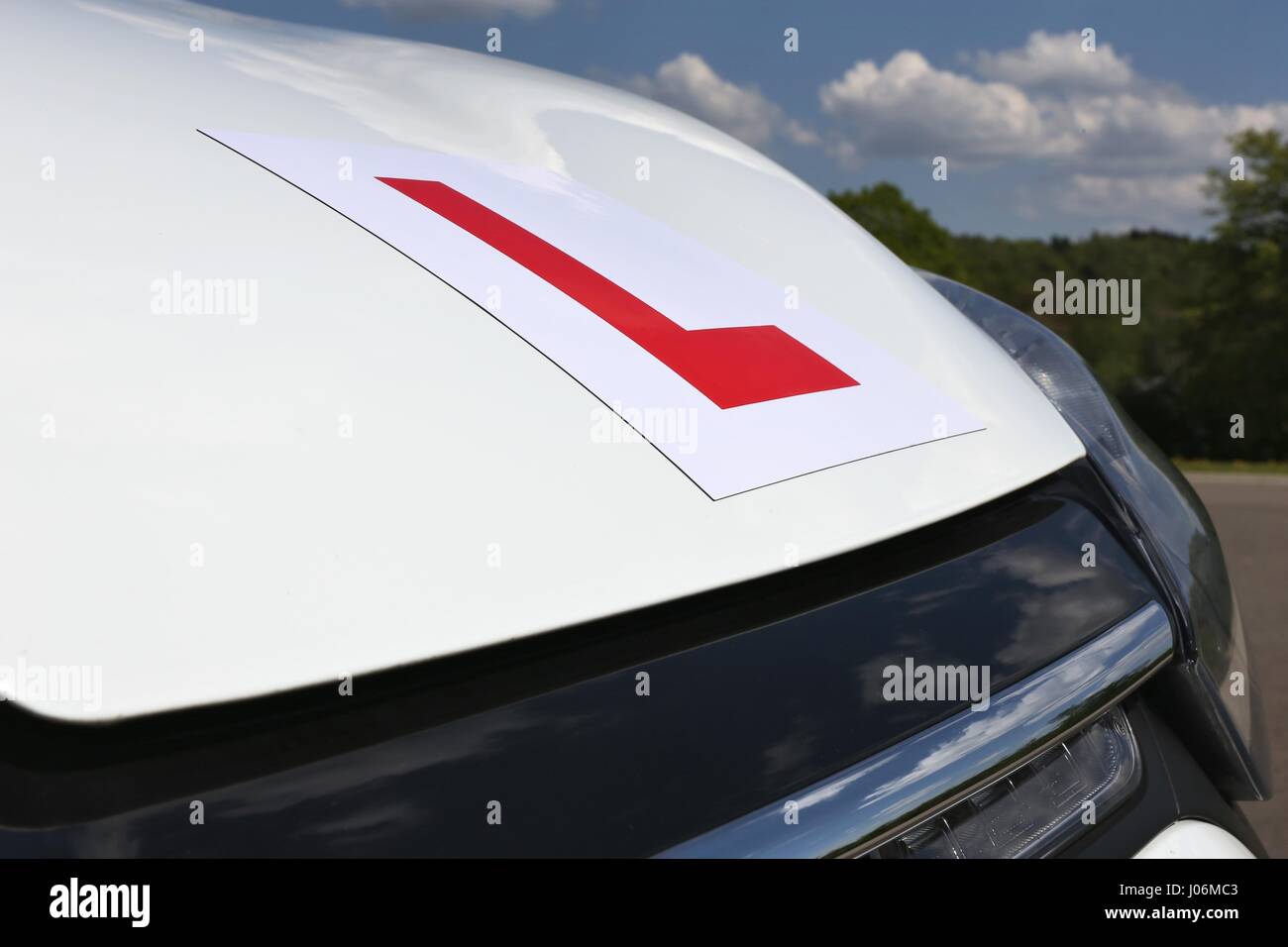 British magnetico L-targhetta fissata al frontale di una vettura bianca Foto Stock