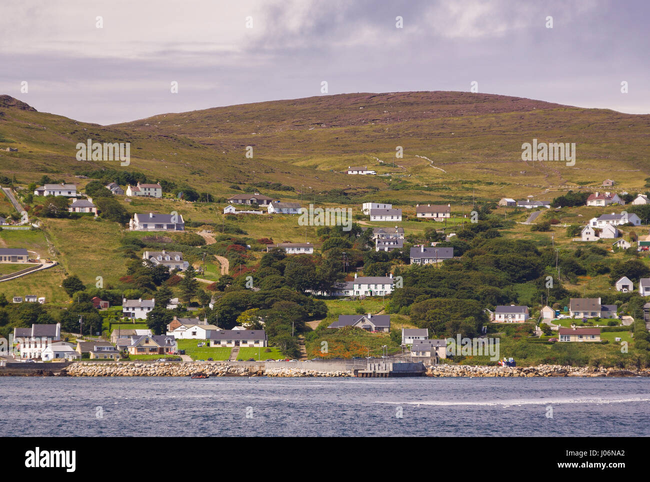 LEABGARROW, isola di Aran, Donegal, Irlanda - case e immobili, insediamento sulla collina vicino Leabgarrow, Arranmore Island, noto anche come Isola di Aran. Foto Stock