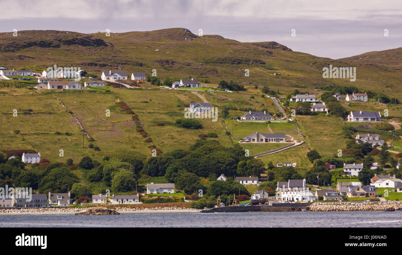 LEABGARROW, isola di Aran, Donegal, Irlanda - case e immobili, insediamento sulla collina vicino Leabgarrow, Arranmore Island, noto anche come Isola di Aran. Foto Stock