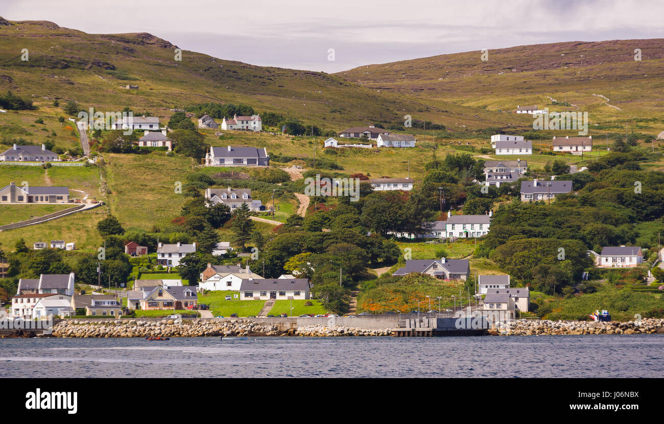 LEABGARROW, isola di Aran, Donegal, Irlanda - case e immobili, insediamento sulla collina vicino Leabgarrow, Arranmore Island, noto anche come Isola di Aran. Foto Stock