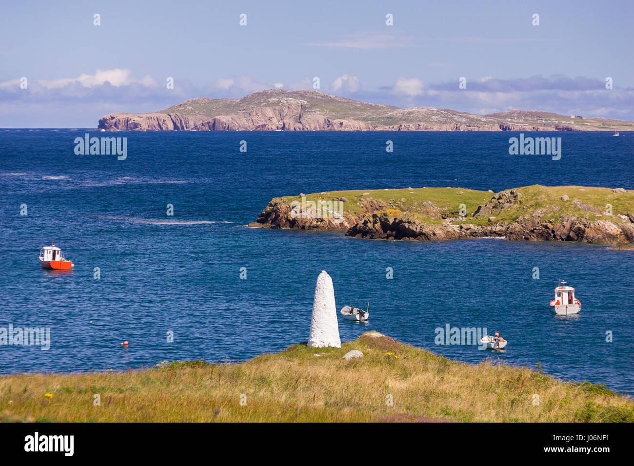 Isola di Aran, Donegal, Irlanda - marcatore bianco, costa atlantica, sull isola di Arranmore, noto anche come Isola di Aran. Foto Stock