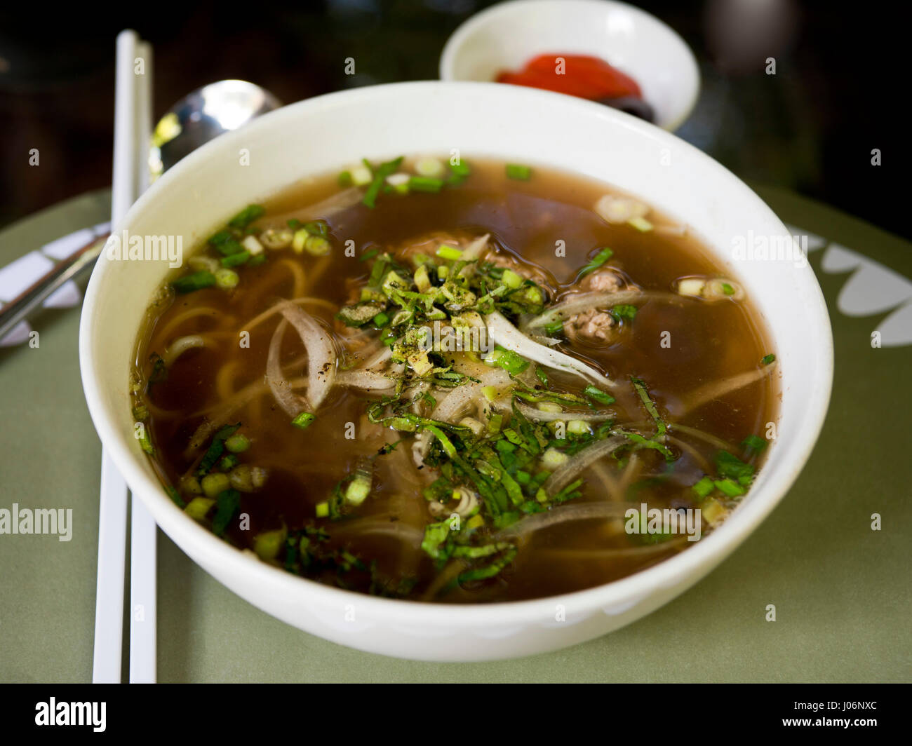 Orizzontale di chiusura del tradizionale piatto vietnamita Pho. Foto Stock