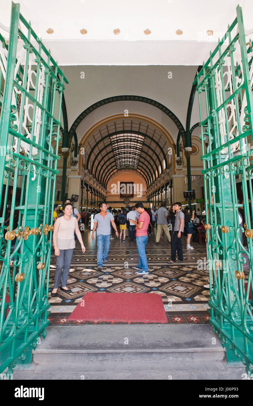 Verticale vista interna di Saigon Posta Centrale di Ho Chi Minh City, Ho Chi Minh, Vietnam. Foto Stock