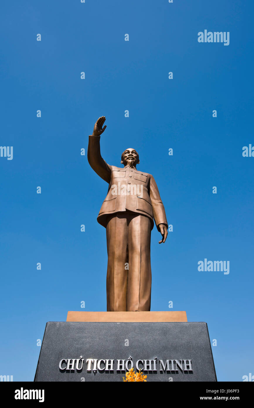 Chiudere verticale di Ho Chi Minh statua in vecchio a Saigon, Vietnam. Foto Stock