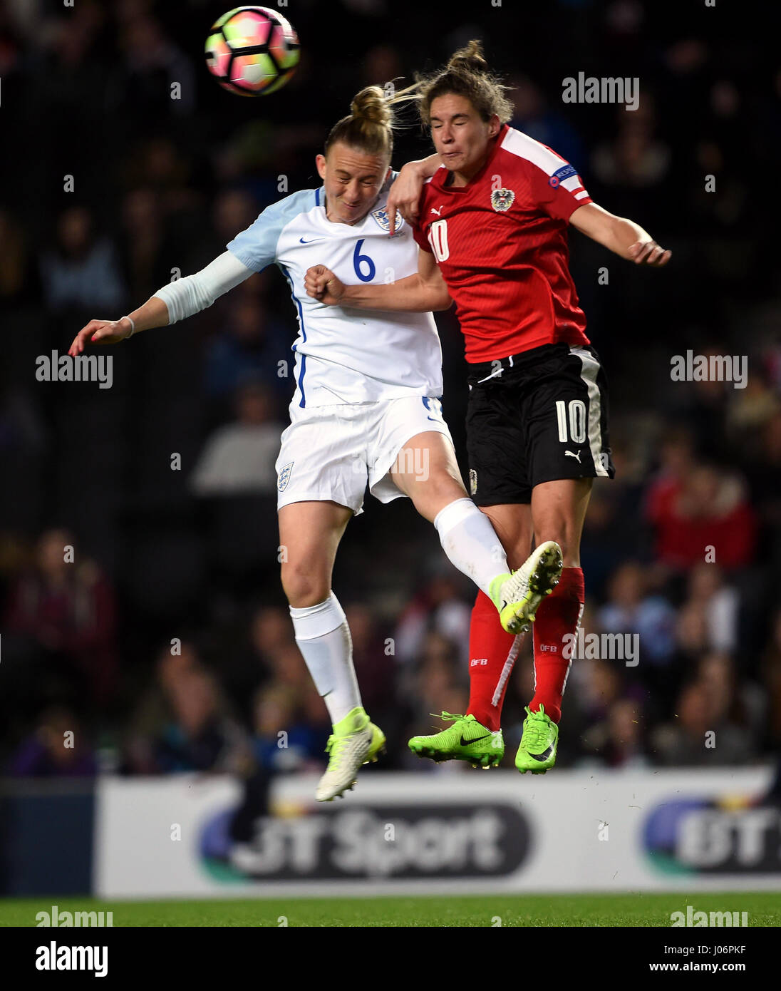 L'Inghilterra del Laura Bassett (sinistra) e dell'Austria Nina Burger battaglia per la palla in aria durante la International amichevole a Stadium mk, Milton Keynes. Foto Stock