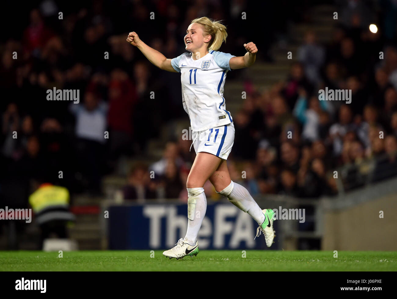 L'Inghilterra del Isobel Christiansen celebra segnando il suo lato il terzo obiettivo del gioco durante la International amichevole a Stadium mk, Milton Keynes. Foto Stock