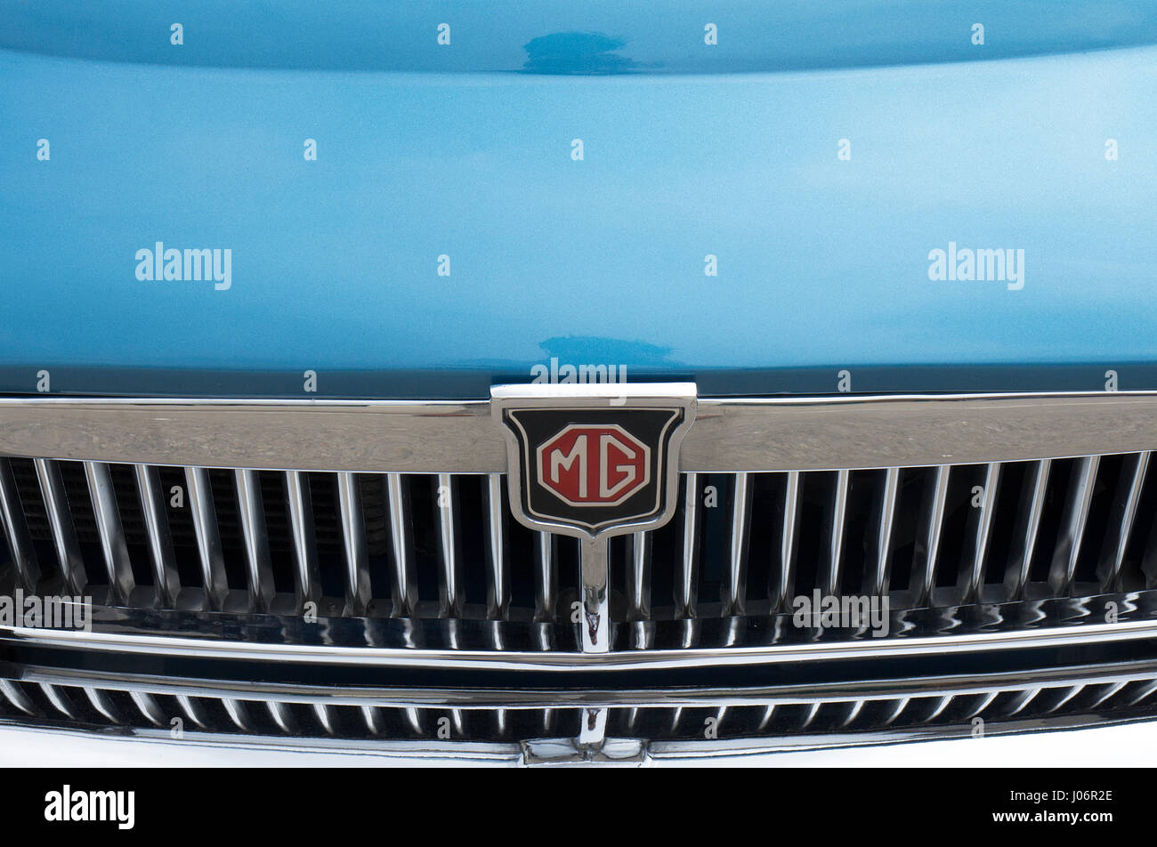 Close-up di chrome la griglia del radiatore di un dispositivo MGC classic car Foto Stock