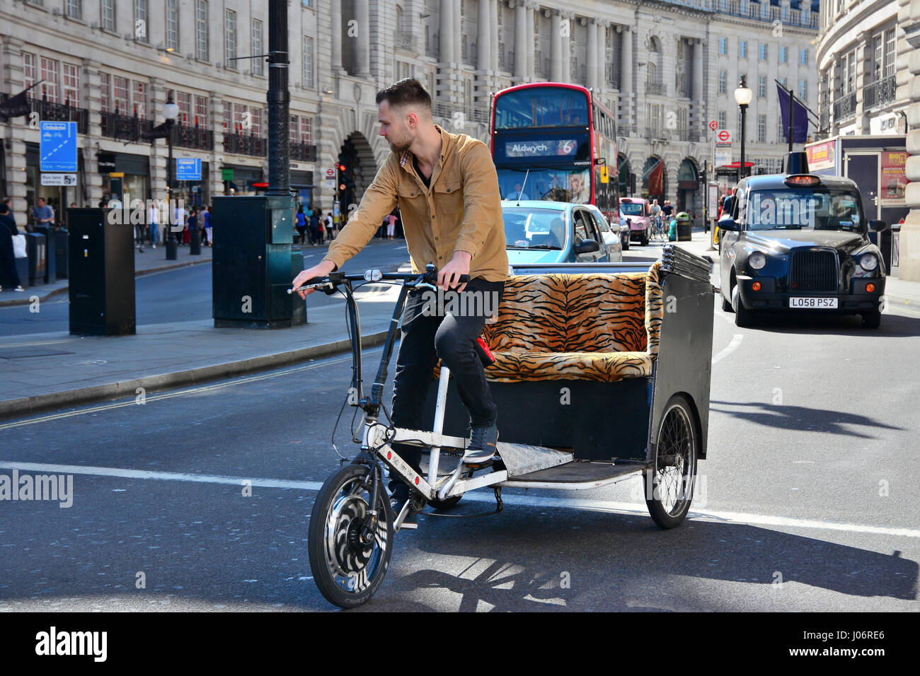 Rikshaw rider su Regent Street, Londra, Regno Unito Foto Stock