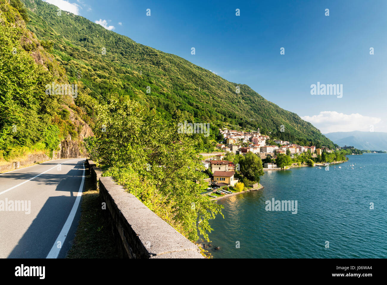 Dorio (Lecco, Lombardia, Italia) e il lago di Como (Lario) in estate Foto Stock