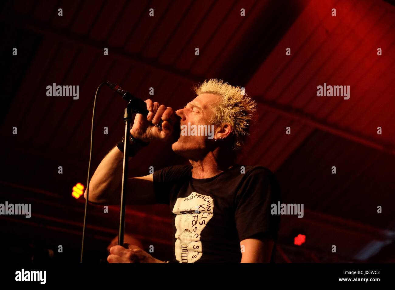 Colin Abrahall cantante con British punk band GBH effettuando in corrispondenza di Punkfest 2017 presso le sale motori, Southampton, Regno Unito Foto Stock