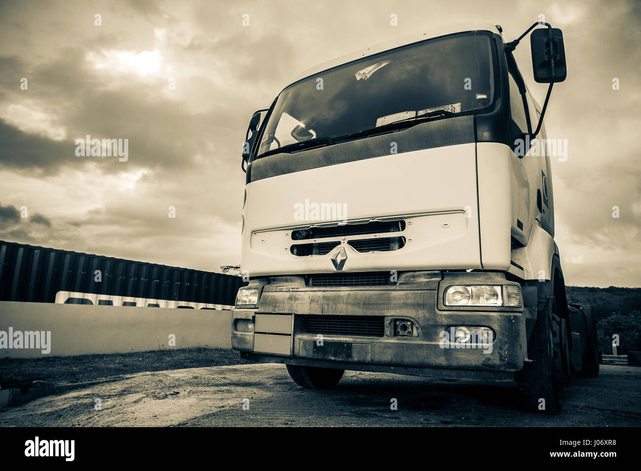 Una Renault carrello viene parcheggiato in un angolo estremo di una stazione di gas. Foto Stock