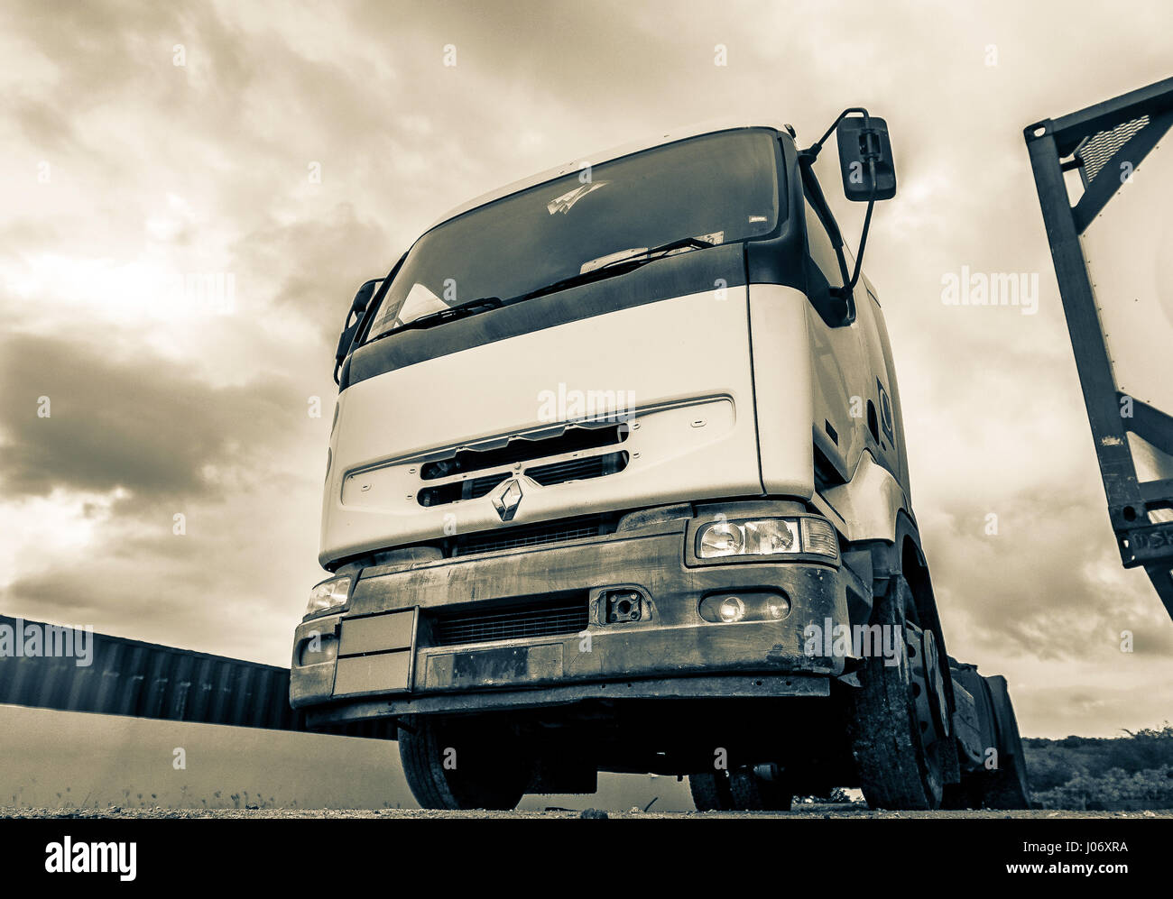 Una Renault carrello viene parcheggiato in un angolo estremo di una stazione di benzina accanto ai serbatoi di gas. Foto Stock