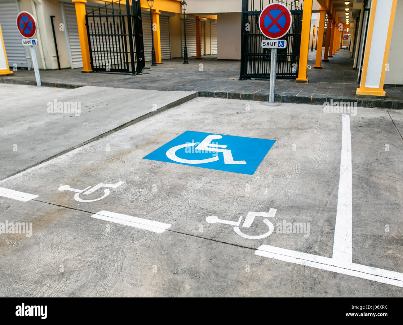 Posizione di parcheggio per handicappati. Foto Stock