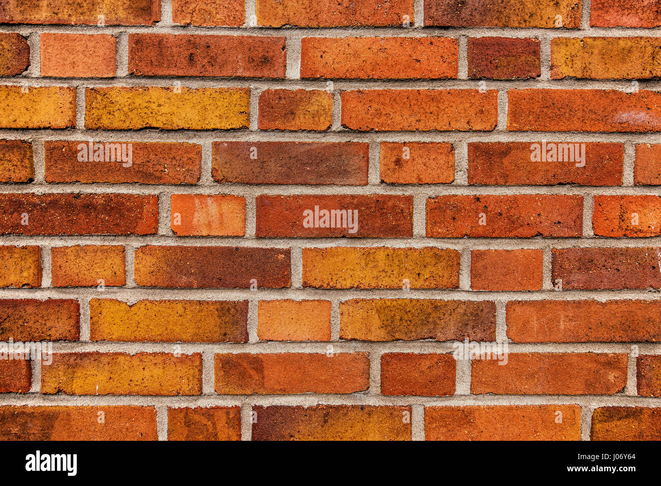 Bellissimo muro di mattoni, facciata di edificio come superficie di fondo urbano Foto Stock