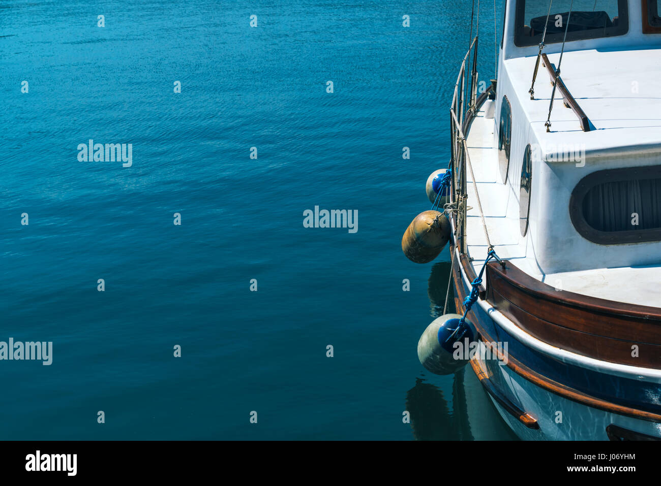 Piccola barca da pesca in porto con acqua di mare come superficie di spazio di copia Foto Stock