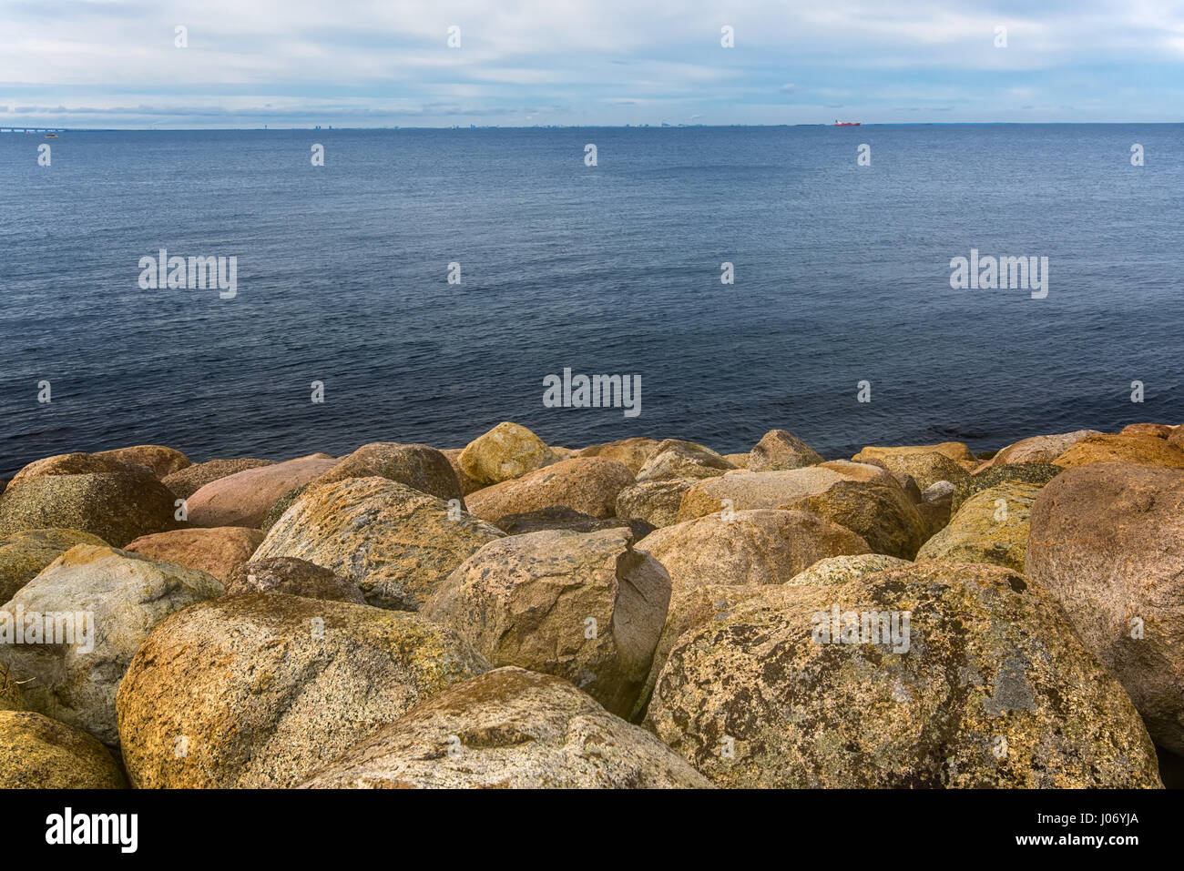 Rocce di grandi dimensioni sulla riva del mare al margine dell'acqua, seascape sulle fredde giornate invernali Foto Stock