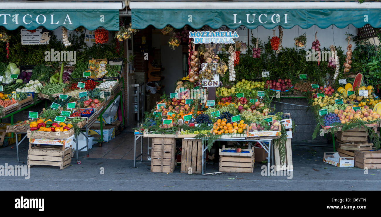 La frutta e la verdura fresca per la vendita nel mercato, Forio, Isola d Ischia, Campania, Italia Foto Stock