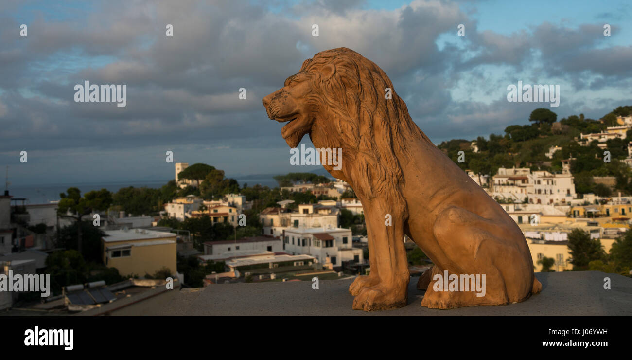 Lion statua in città, Casamicciola Terme di Ischia Island, Campania, Italia Foto Stock