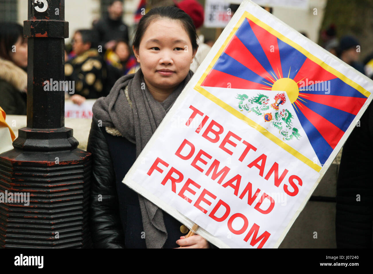 Tibetani e i sostenitori del Tibet per prendere parte a una dimostrazione esterna di Downing Street a Whitehall, a Londra e a marzo per l'ambasciata cinese a Londra per contrassegnare 58th anniversario della Rivolta Nazionale Tibetana quando migliaia di tibetani sono stati uccisi durante un rev Foto Stock