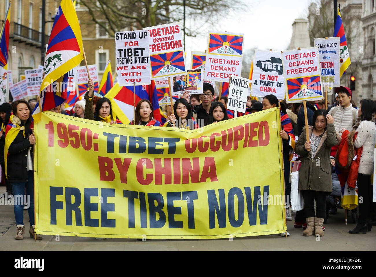 Tibetani e i sostenitori del Tibet per prendere parte a una dimostrazione esterna di Downing Street a Whitehall, a Londra e a marzo per l'ambasciata cinese a Londra per contrassegnare 58th anniversario della Rivolta Nazionale Tibetana quando migliaia di tibetani sono stati uccisi durante un rev Foto Stock