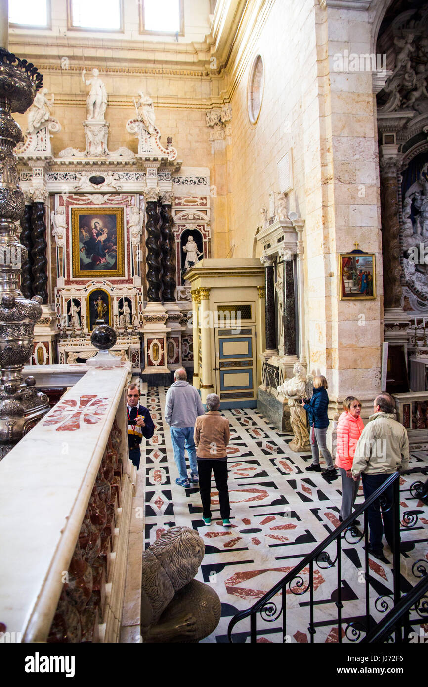 L'elaborato interno di Cagliari nella cattedrale rivela bellezze artistiche e tesori storici tra il XII e il XIII secolo. Cagliari, Sardegna. Foto Stock