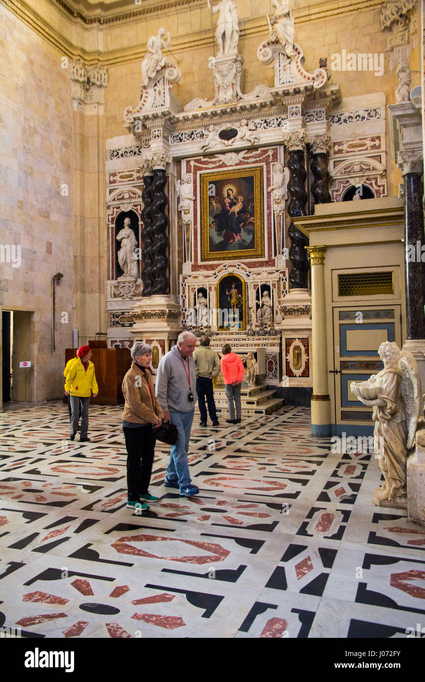 L'elaborato interno di Cagliari nella cattedrale rivela bellezze artistiche e tesori storici tra il XII e il XIII secolo. Cagliari, Sardegna. Foto Stock