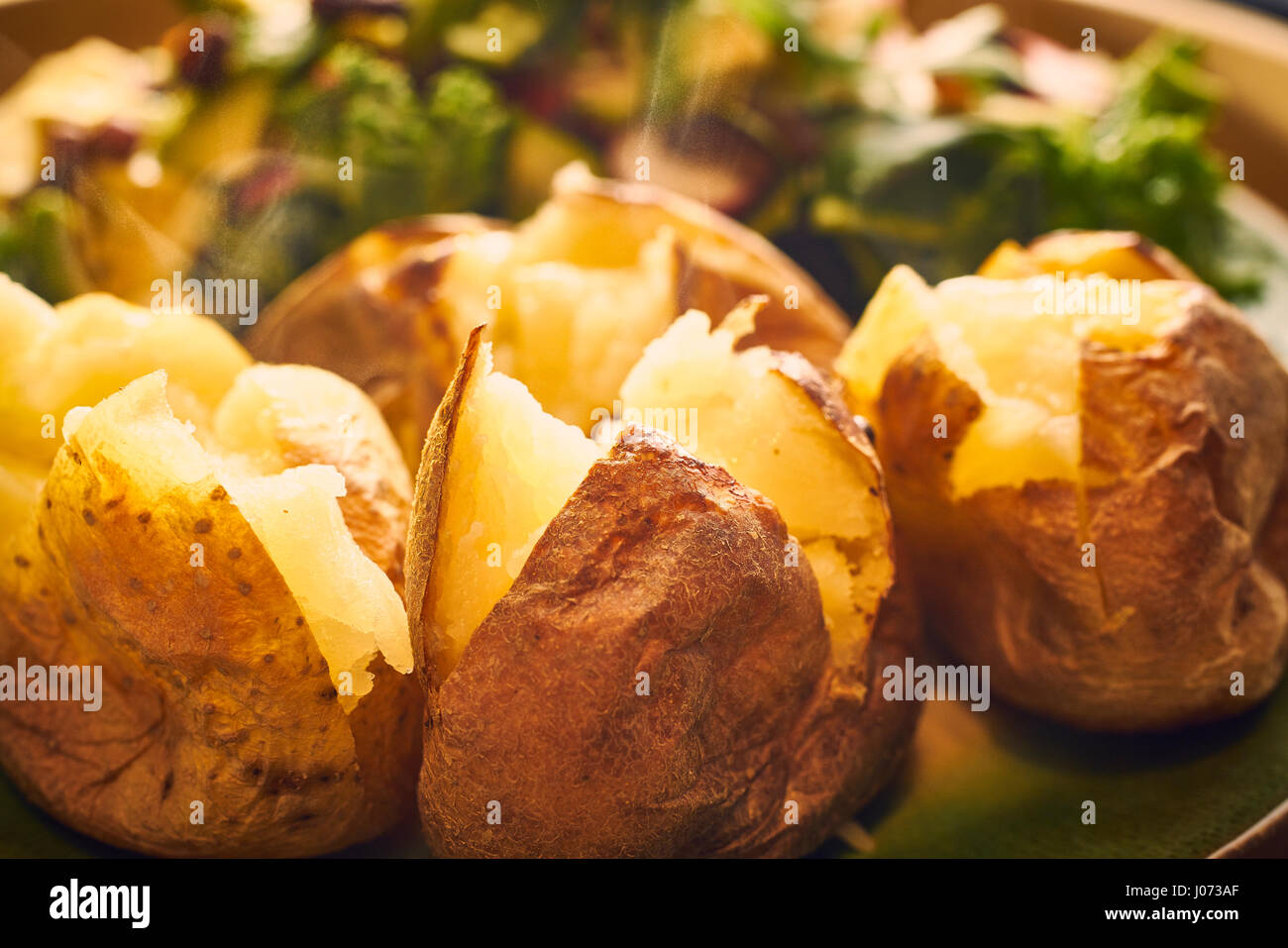 Calda giacca imburrato le patate al forno da vicino con il vapore Foto Stock