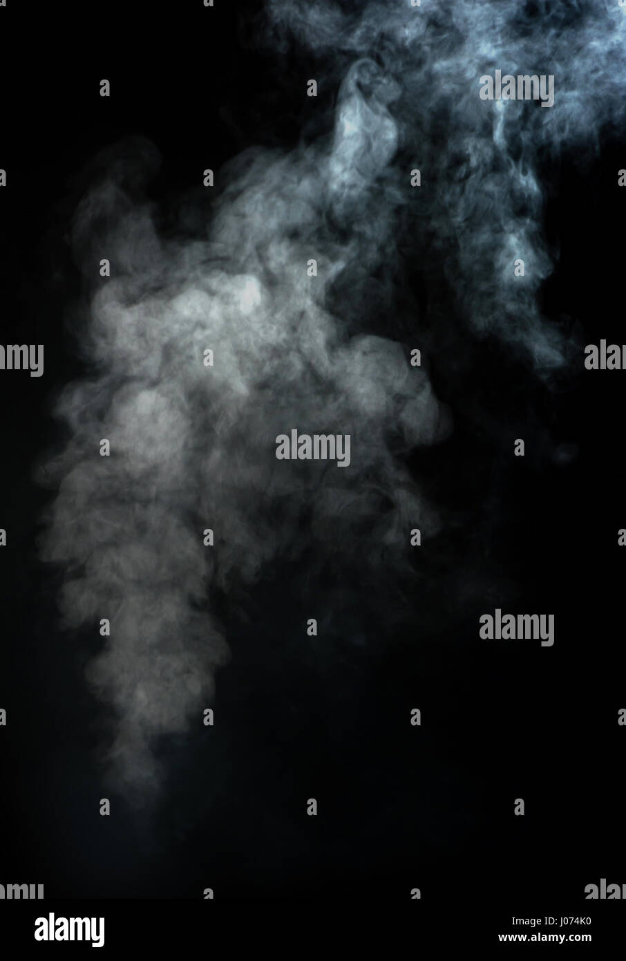 Abstract il fumo bianco su sfondo nero Foto Stock