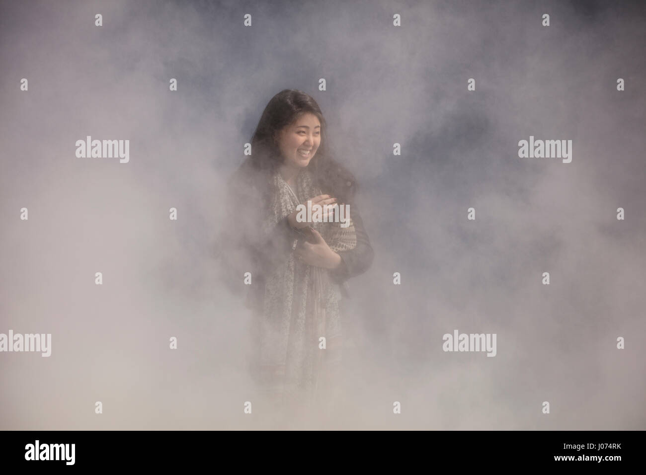 Sorridente nella nebbia Foto Stock