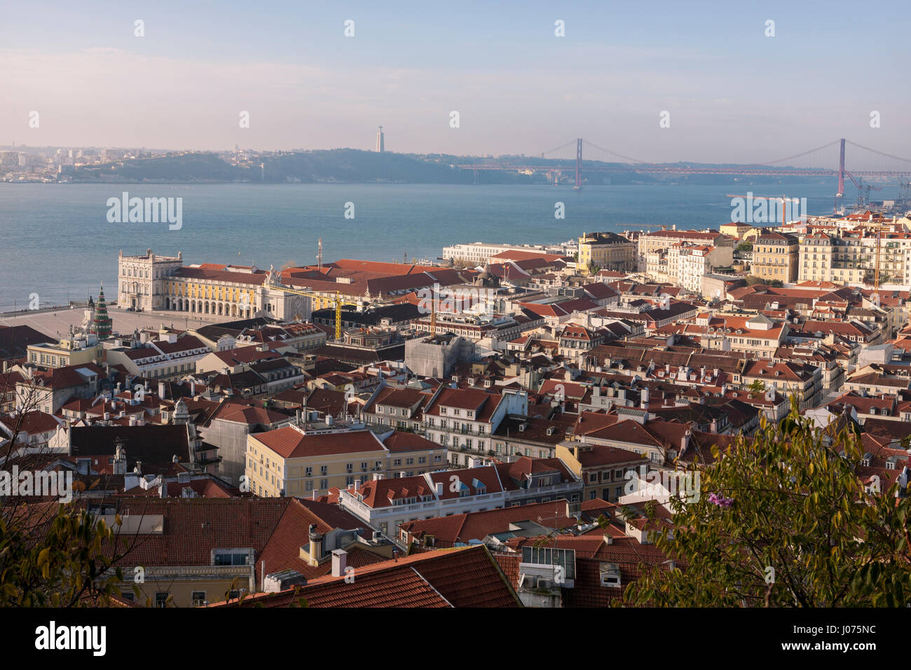 Vista dal Miradouro do Castelo de São Jorge su Baixa e il fiume Tago a Lisbona, Portogallo Foto Stock