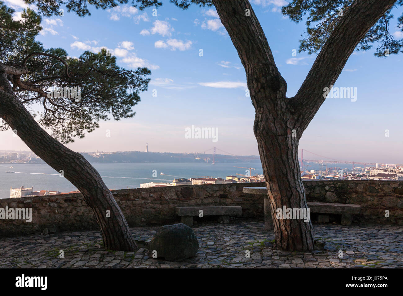 Vista dal Miradouro do Castelo de São Jorge sul fiume Tago a Lisbona, Portogallo Foto Stock