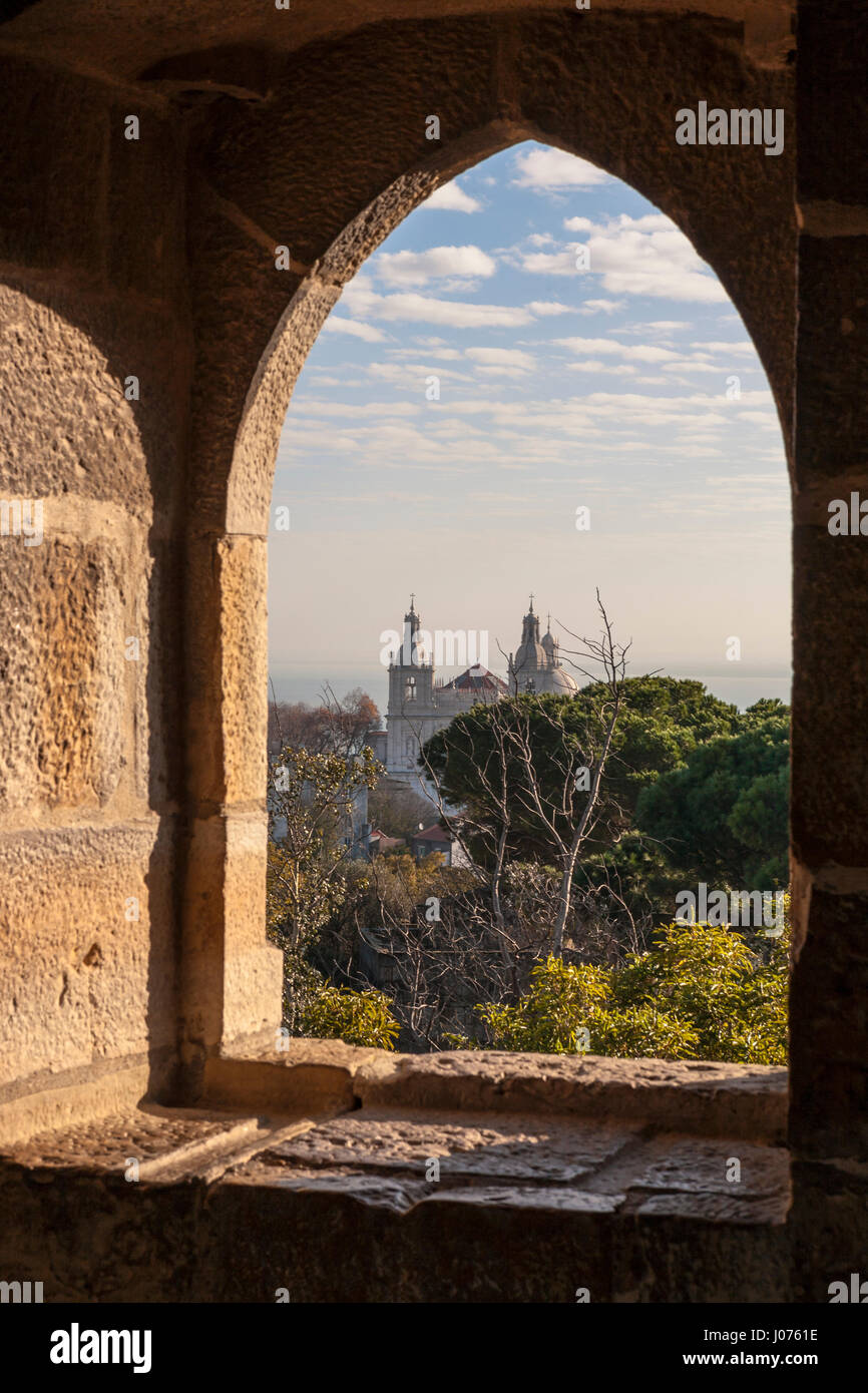 Vista dal Castelo de São Jorge attraverso Alfama, mostrando le torri gemelle della chiesa di São Vicente de Fora, Lisbona, Portogallo Foto Stock