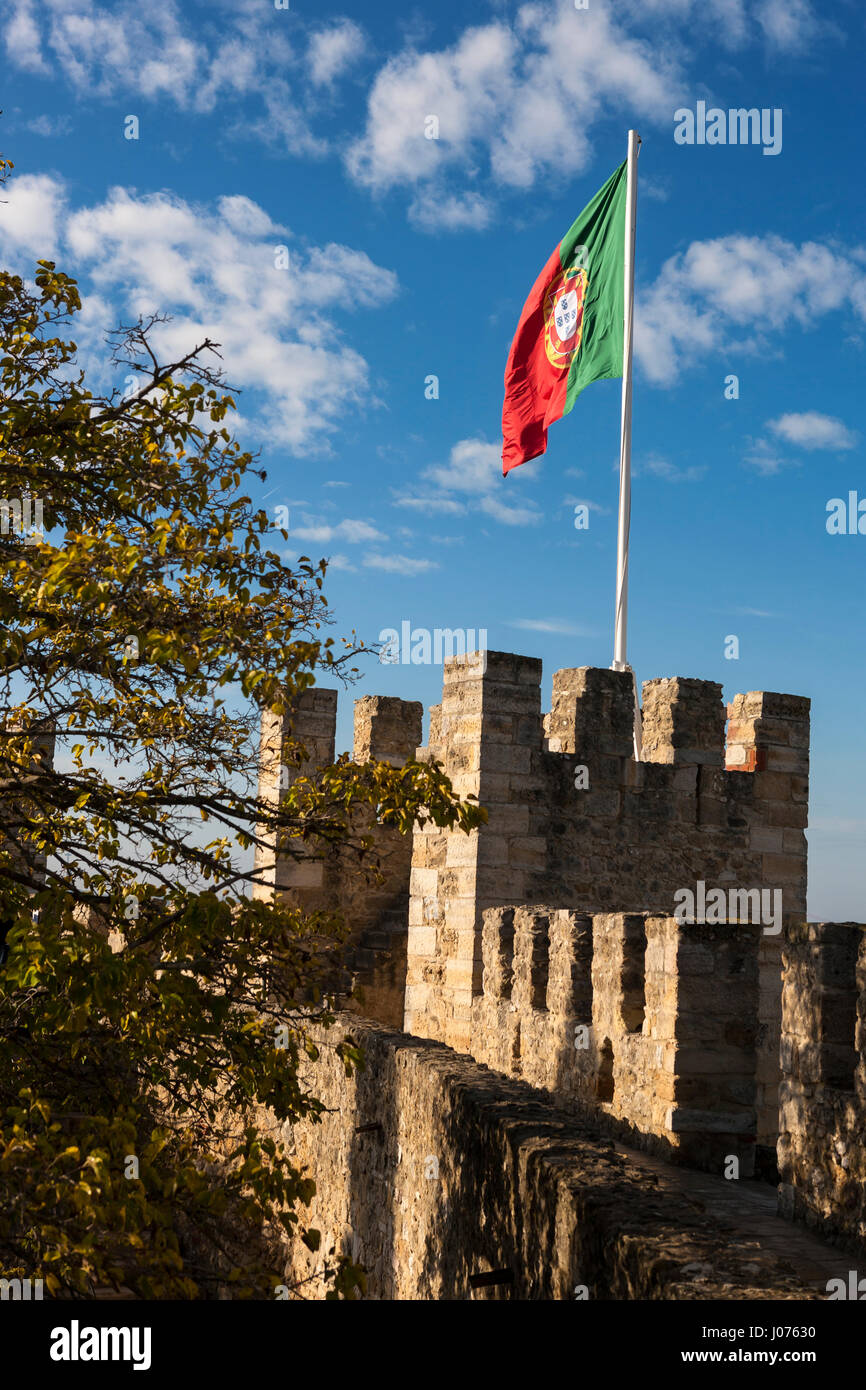 La bandiera portoghese vola sopra i bastioni del Castelo do São Jorge, Lisbona, Portogallo Foto Stock