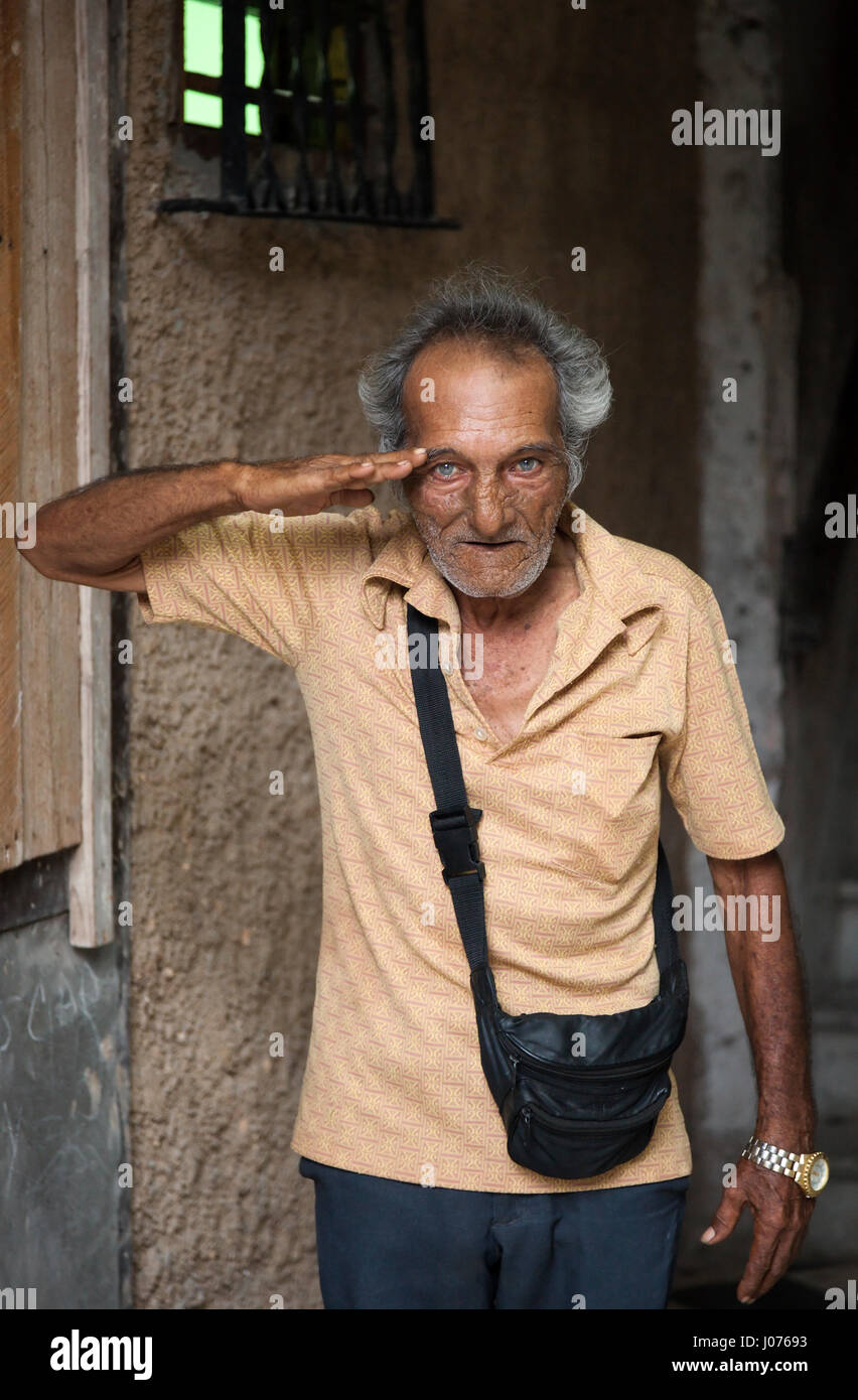 Un anziano uomo cubano salutando in Old Havana, Cuba. Foto Stock