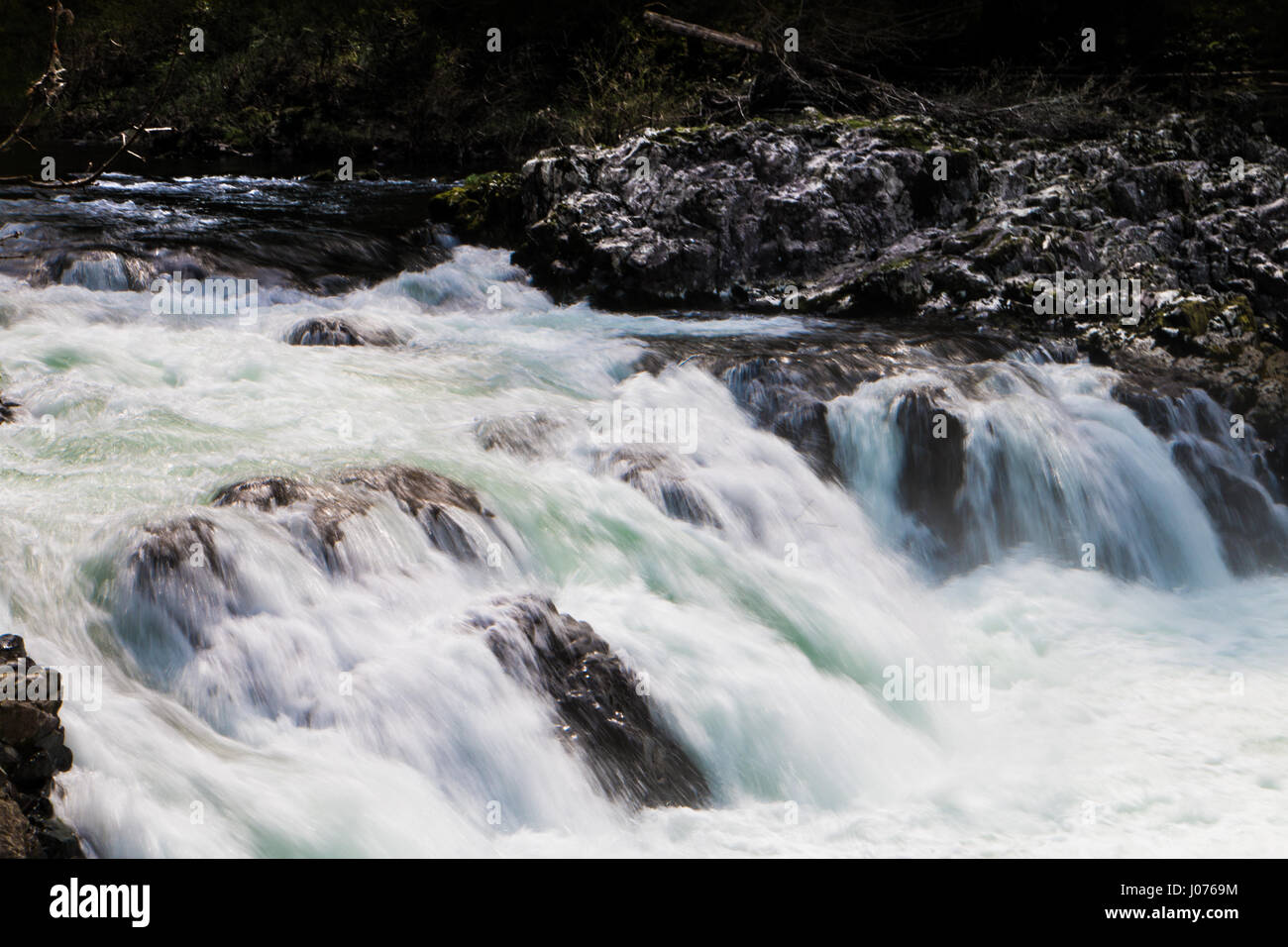 L'acqua scorre oltre il bordo roccioso di una cascata. Foto Stock
