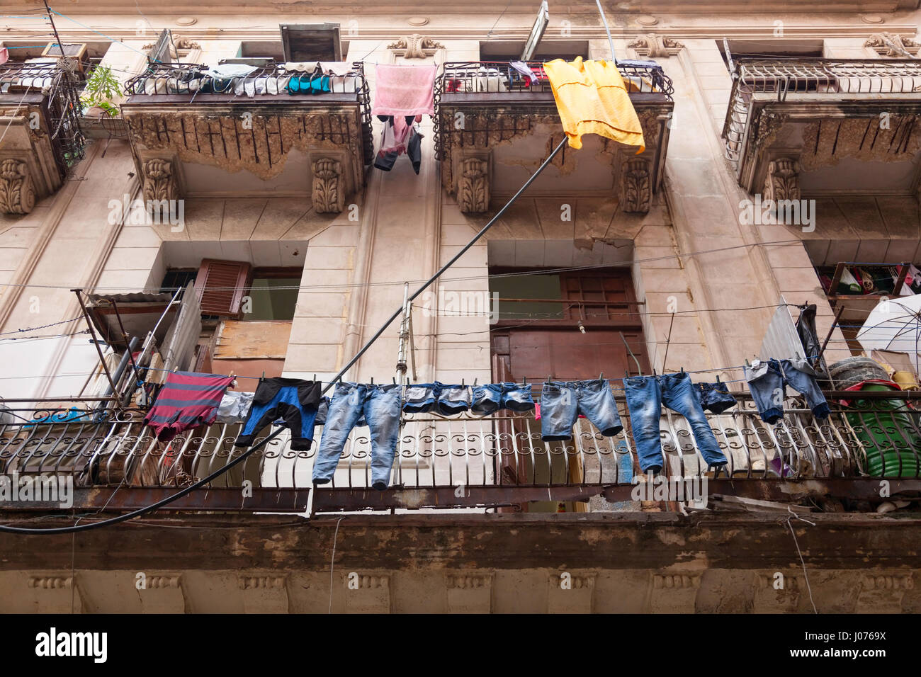 Vestiti appesi ad asciugare su linee di abbigliamento al di fuori di un edificio di appartamenti in Old Havana, Cuba. Foto Stock