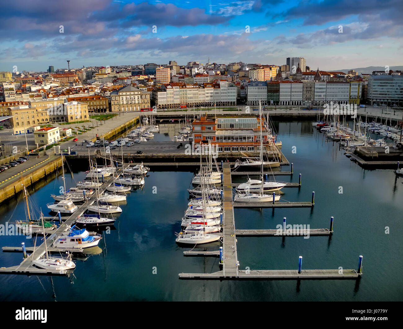 LA CORUNA, Spagna - 27 March, 2017: Porto di La Coruna, barche a vela e pesca professionale barche e yacht in La Coruña port, Spagna Foto Stock