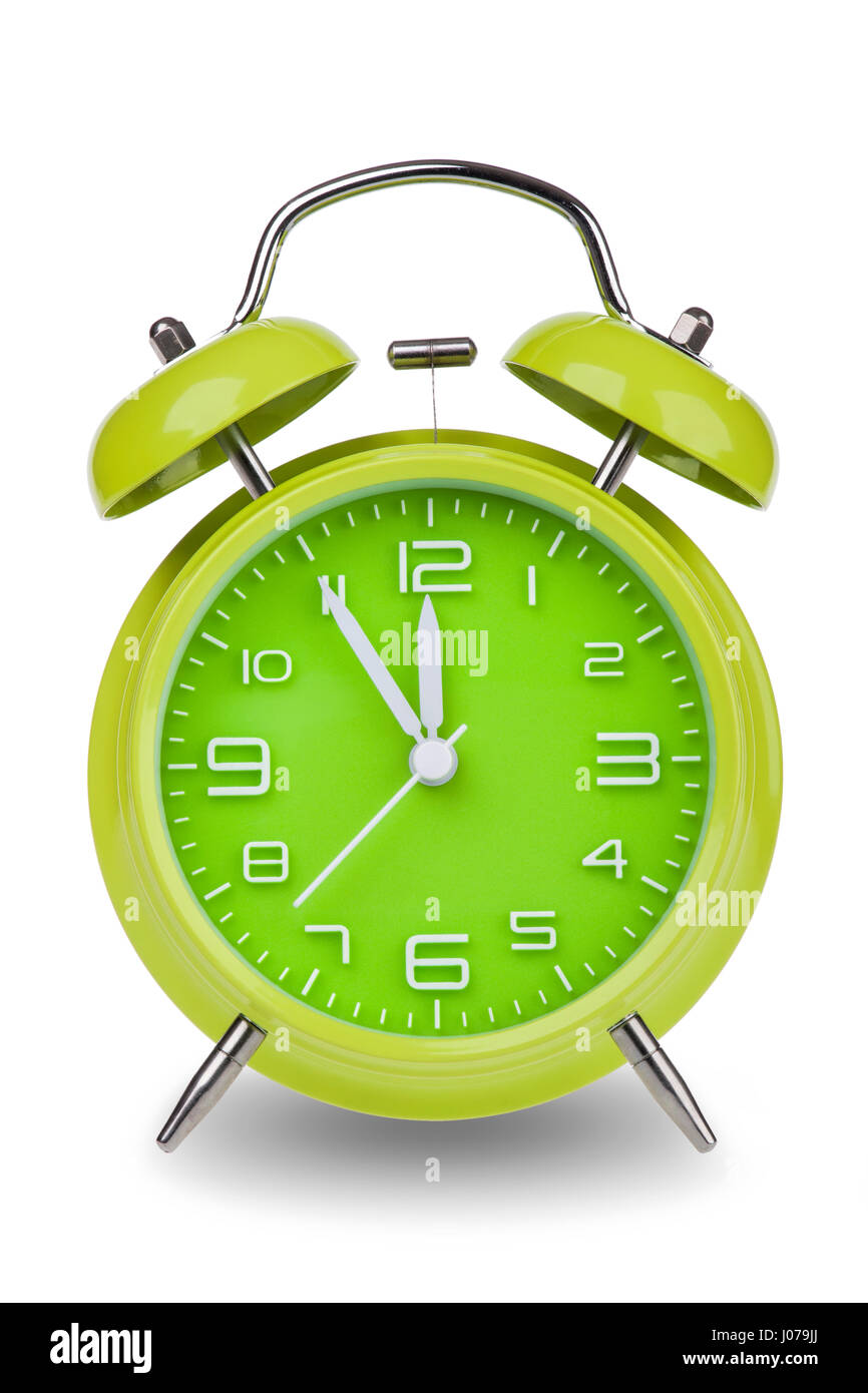 Green orologio sveglia con le mani a 5 minuti fino a 12 che illustra il tempo sta per scadere isolato su uno sfondo bianco Foto Stock