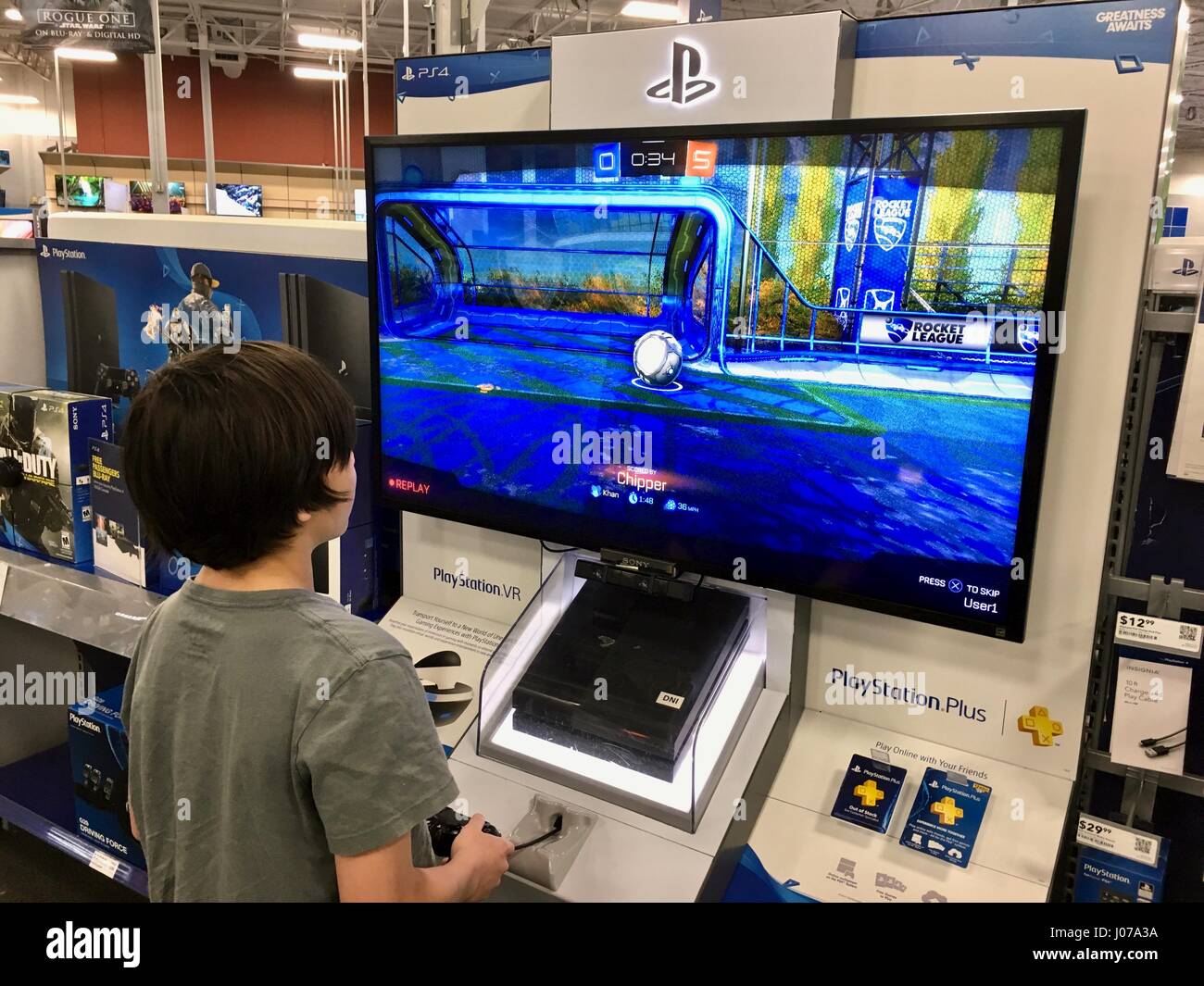 Teen test della Sony Playstation 4 al Best Buy Foto Stock