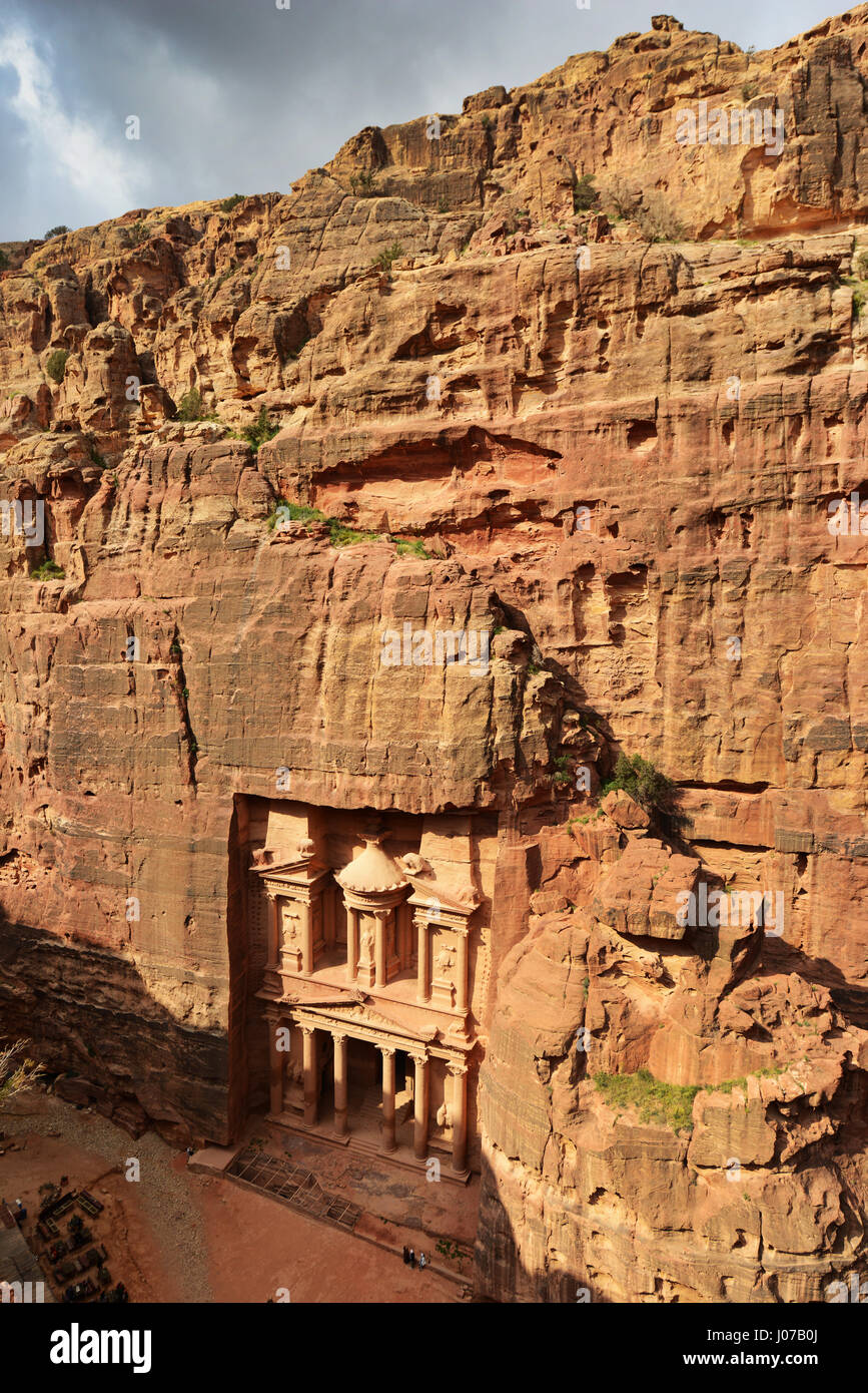 Una vista a volo di uccello del Tesoro (El Khazneh) nell'antica Nabatean città di Petra in Giordania. Foto Stock