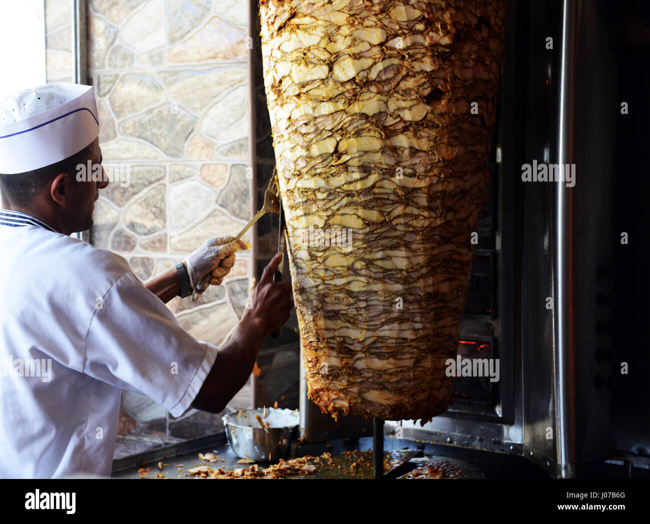 Shawarma di taglio in un famoso ristorante in Aqaba Giordania. Foto Stock